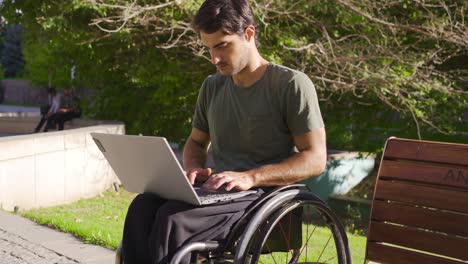 Behinderter-Junger-Mann-Im-Rollstuhl.